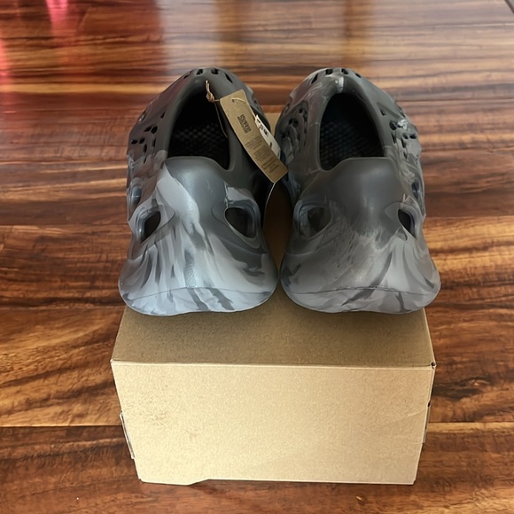 NEW w/ BOX Yeezy Foam Runner - Picture 4 of 6